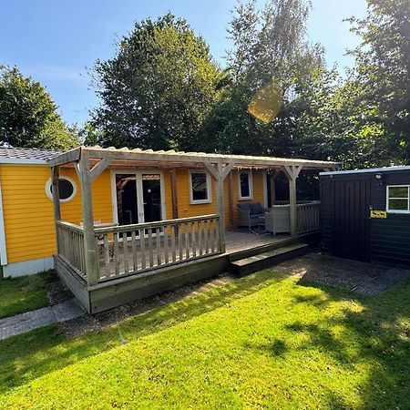 Ruime 5-Persoons Chalet Aan Het Bergumermeer Suameer Bagian luar foto