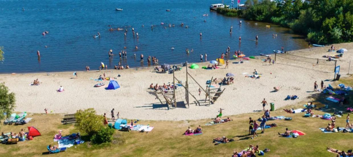 Ruime 5-Persoons Chalet Aan Het Bergumermeer Suameer Bagian luar foto