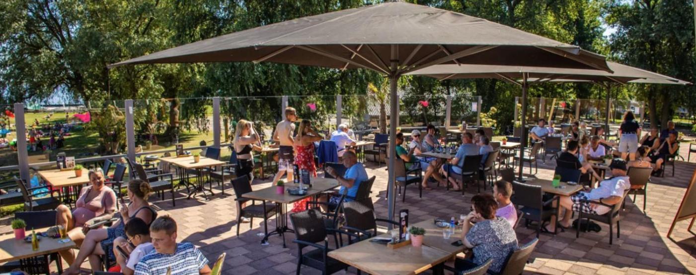 Ruime 5-Persoons Chalet Aan Het Bergumermeer Suameer Bagian luar foto