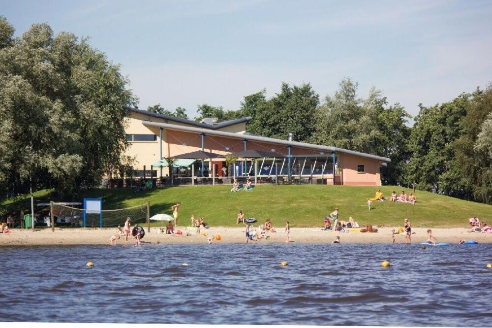 Ruime 5-Persoons Chalet Aan Het Bergumermeer Suameer Bagian luar foto